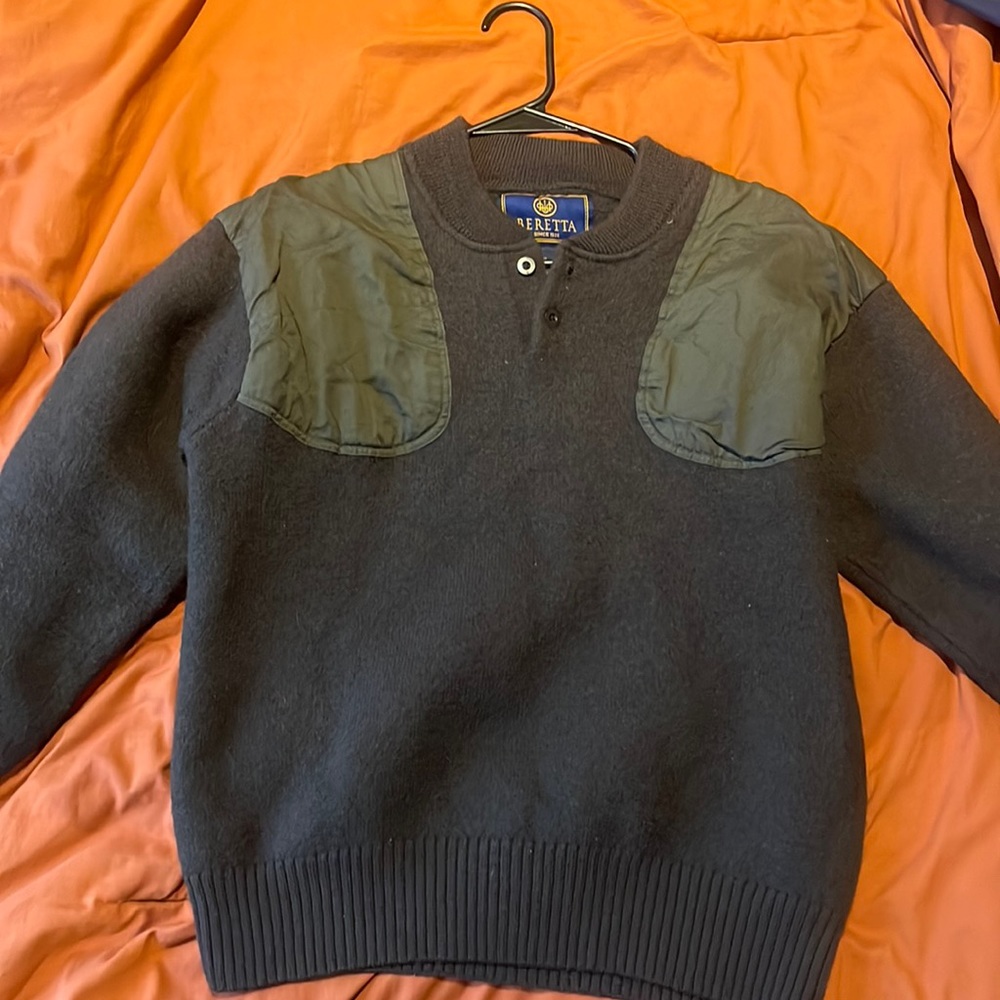 Beretta 100% Wool Sweater Men’s Size L Shoulder detail